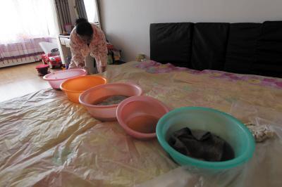 卢龙楼上漏水，住户失联，小区没物管，业主维权难！律师来支招……